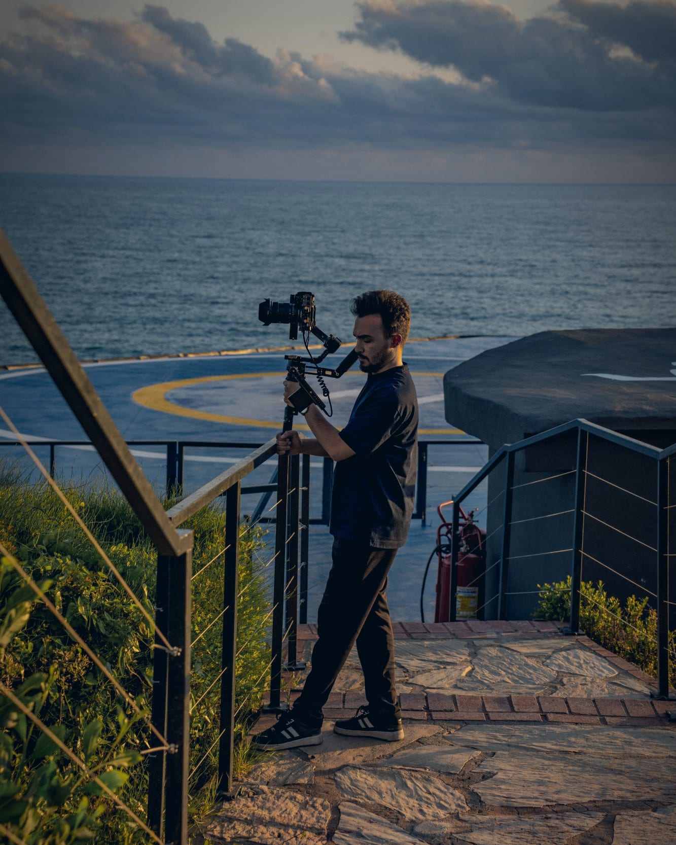 Osman Cantürk, deniz kenarında gimbal ile çekim yaparken